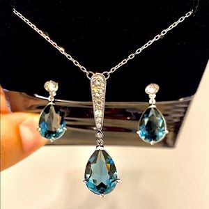 *NWT* Authentic Swarovski Necklace & Earrings Set